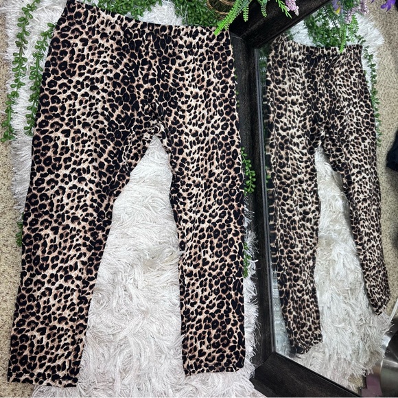 §🌸5/$25🌸One Blonde One Brunette Leopard Printed Cropped Leggings Size S/M - Picture 11 of 16